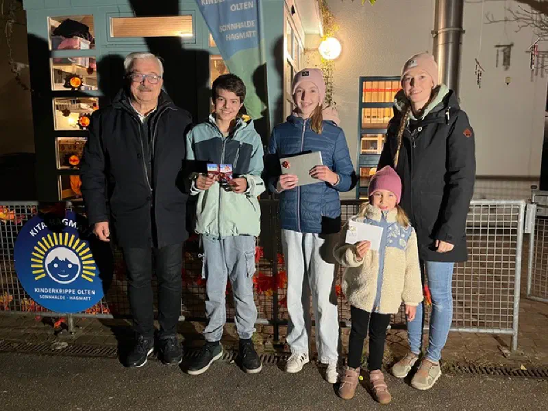 Ihre Ballone flogen am weitesten: v.l. Franco Giori (Präsident Verein Kinderkrippe Olten), Yannick Schlup, Louisa Müller, Mina von Arx, Laura Altermatt (Leiterin Kinderkrippe Hagmatt)